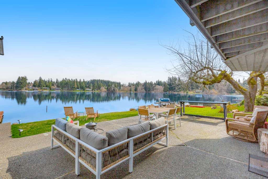 4 BR Dog-friendly, lakefront home with dock, deck and game room in Clinton