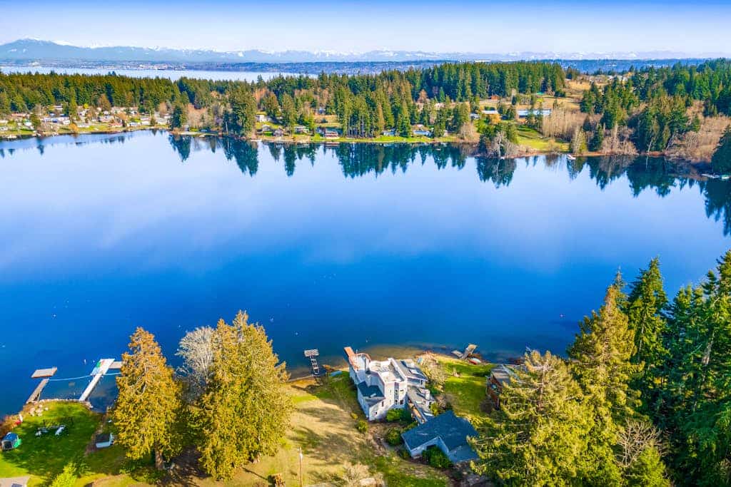 4 BR Dog-friendly, lakefront home with dock, deck and game room in Clinton