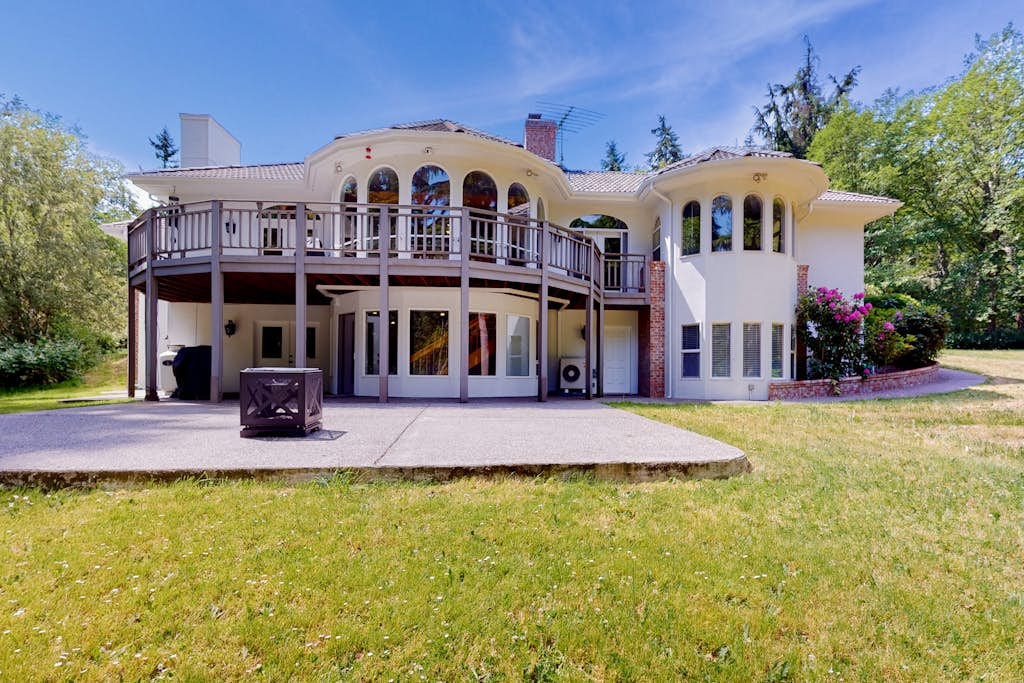 Pet Friendly Waterfront House in Oak Harbor with Sauna and Tennis Court