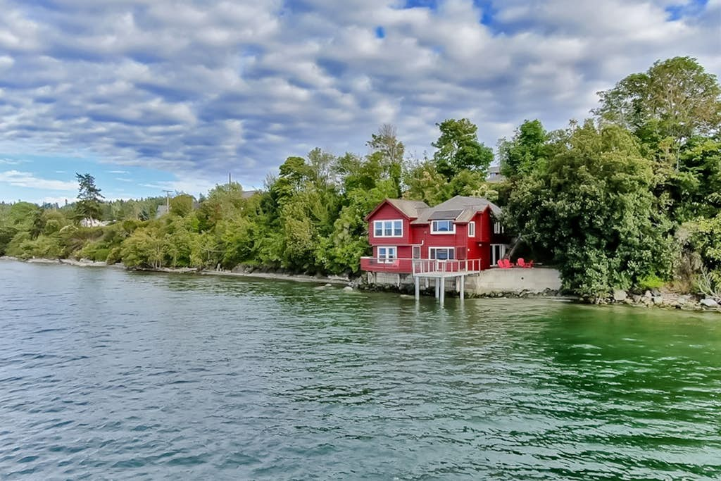 Waterfront Family Friendly Home with Bay Views, Firepit, Deck, & Fireplace