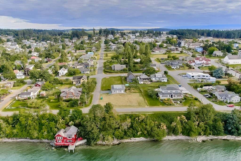 Waterfront Family Friendly Home with Bay Views, Firepit, Deck, & Fireplace