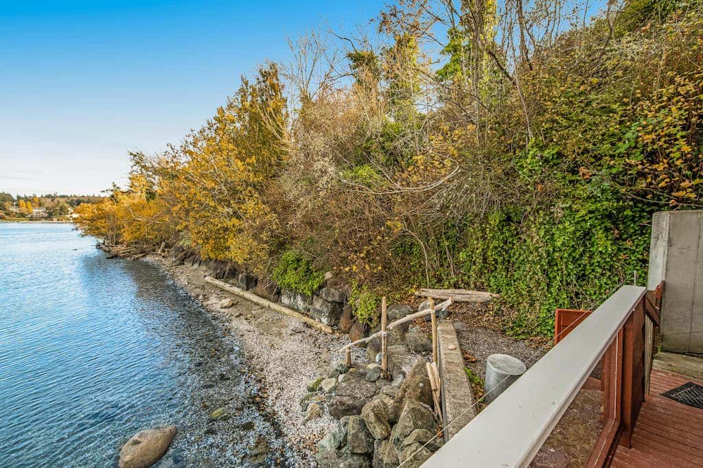 Waterfront Family Friendly Home with Bay Views, Firepit, Deck, & Fireplace