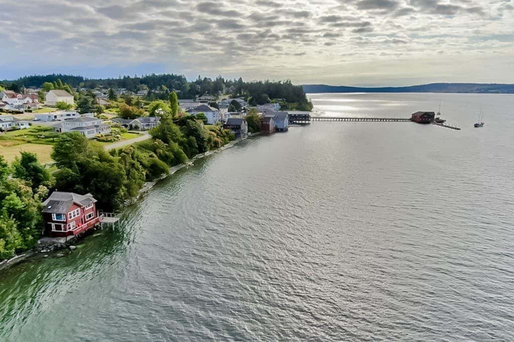 Waterfront Family Friendly Home with Bay Views, Firepit, Deck, & Fireplace