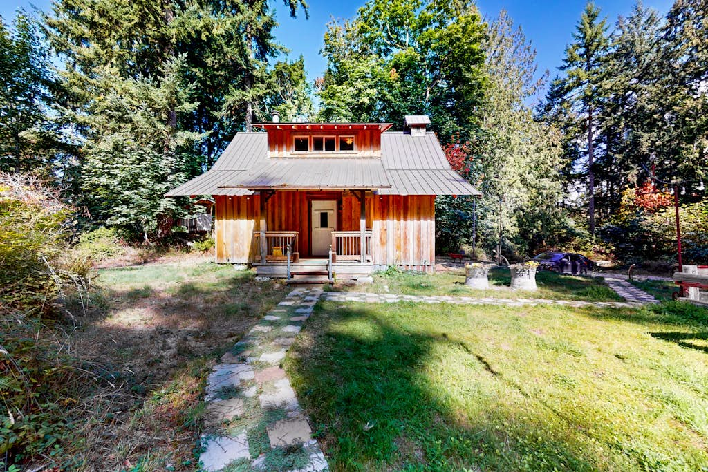 Cozy 2 Bedroom Woodland Cottage with Fire Pit and Beach Access near Clinton
