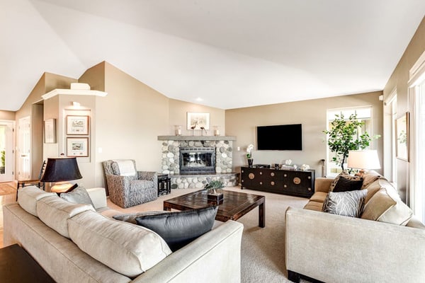 Two-story, bay front retreat with a deck, direct beach access, and washer/dryer