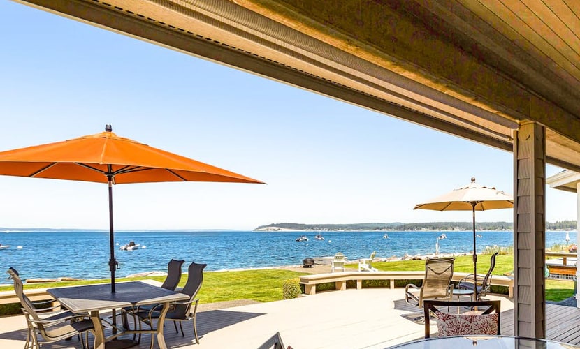 Two-story, bay front retreat with a deck, direct beach access, and washer/dryer