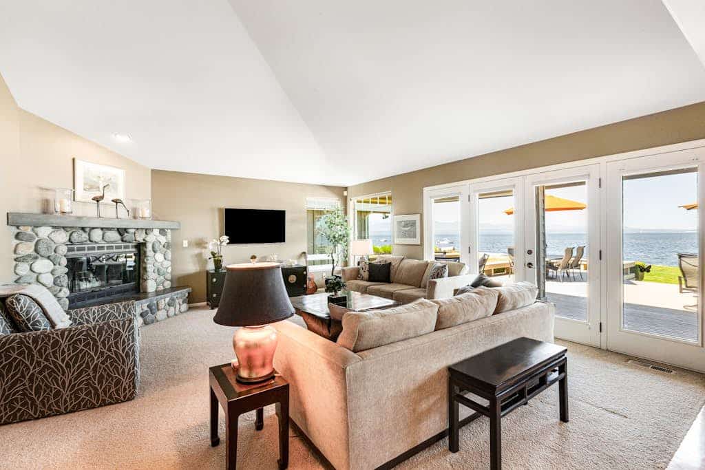 Two-story, bay front retreat with a deck, direct beach access, and washer/dryer