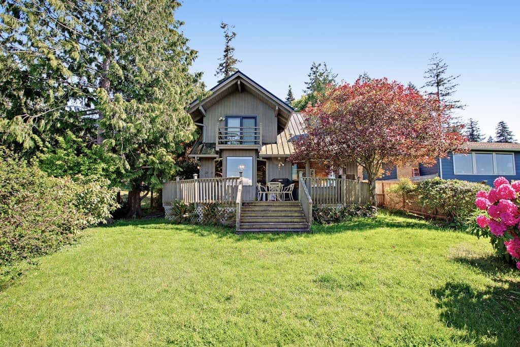Escape to Saratoga Lodge: Private Dog Friendly Cabin with Sauna Near the Beach and Mountains