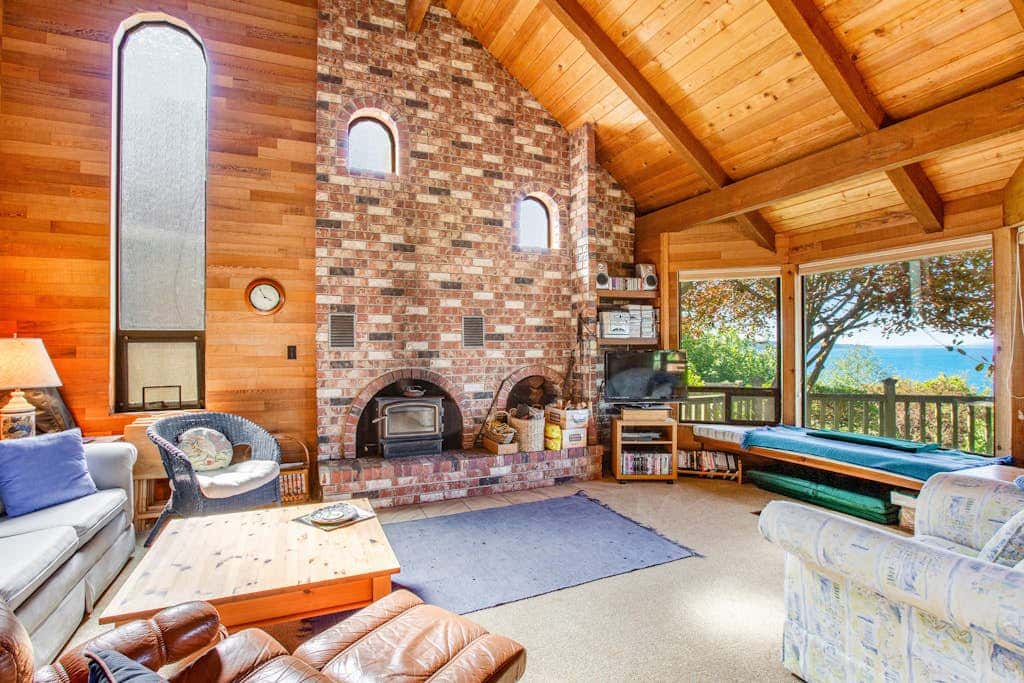 Escape to Saratoga Lodge: Private Dog Friendly Cabin with Sauna Near the Beach and Mountains