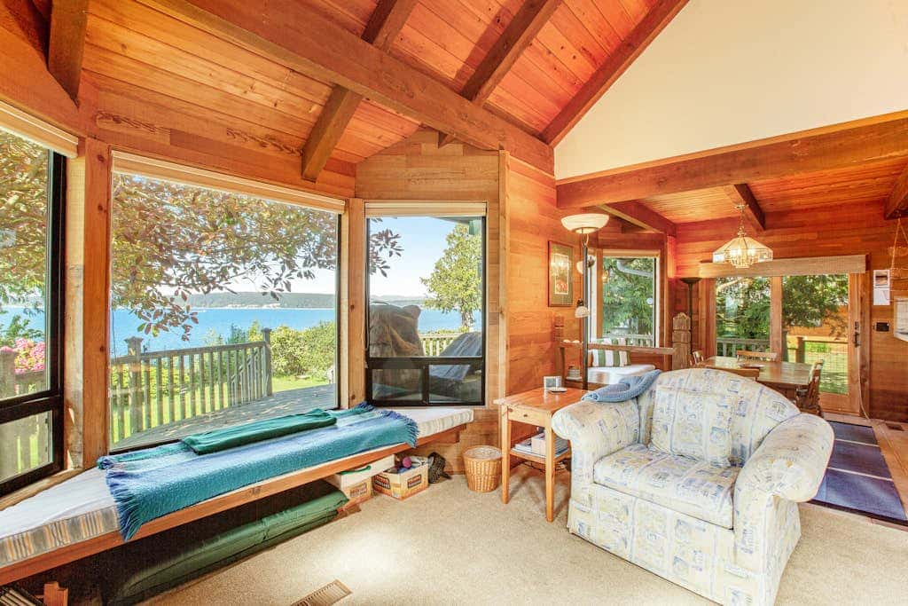 Escape to Saratoga Lodge: Private Dog Friendly Cabin with Sauna Near the Beach and Mountains