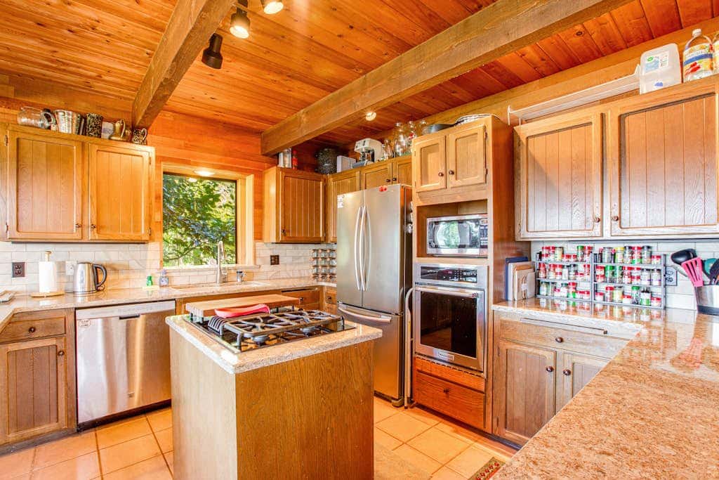 Escape to Saratoga Lodge: Private Dog Friendly Cabin with Sauna Near the Beach and Mountains