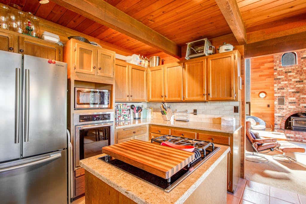 Escape to Saratoga Lodge: Private Dog Friendly Cabin with Sauna Near the Beach and Mountains