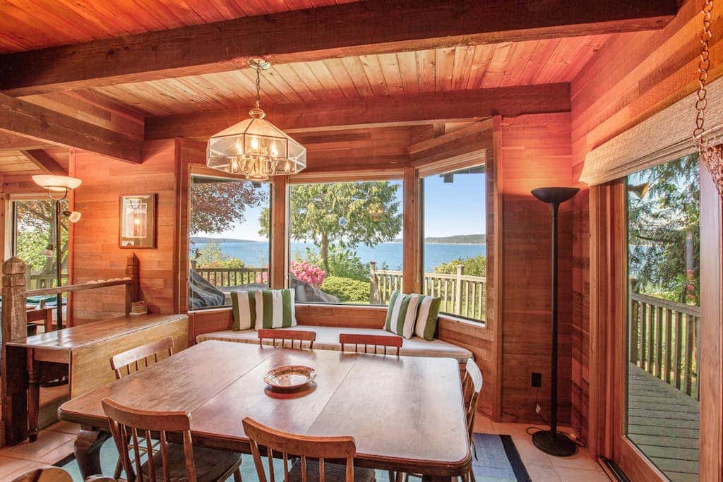 Escape to Saratoga Lodge: Private Dog Friendly Cabin with Sauna Near the Beach and Mountains