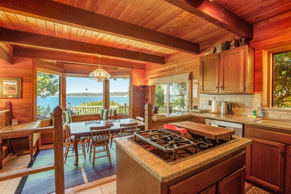 Escape to Saratoga Lodge: Private Dog Friendly Cabin with Sauna Near the Beach and Mountains