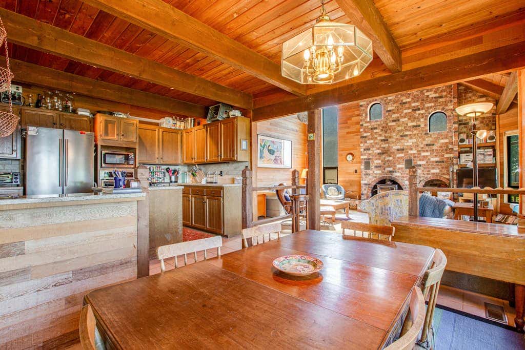 Escape to Saratoga Lodge: Private Dog Friendly Cabin with Sauna Near the Beach and Mountains