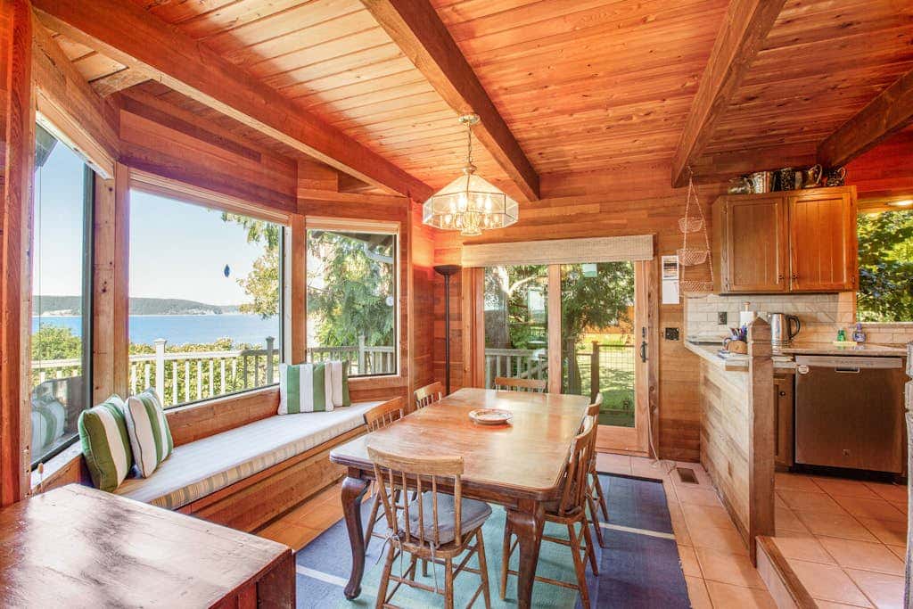 Escape to Saratoga Lodge: Private Dog Friendly Cabin with Sauna Near the Beach and Mountains