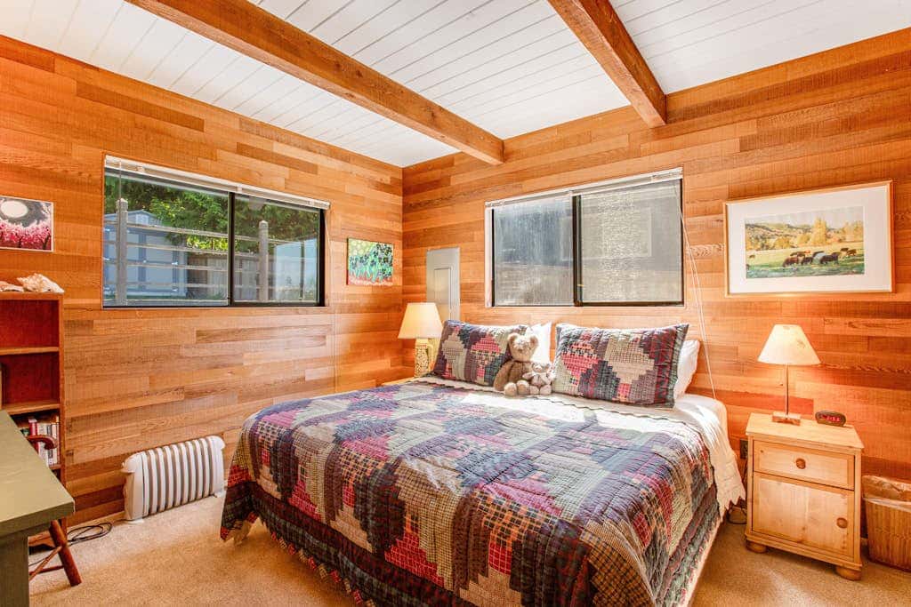 Escape to Saratoga Lodge: Private Dog Friendly Cabin with Sauna Near the Beach and Mountains