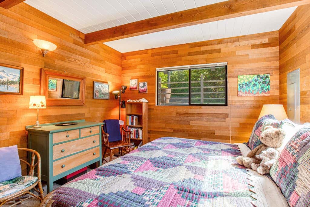 Escape to Saratoga Lodge: Private Dog Friendly Cabin with Sauna Near the Beach and Mountains