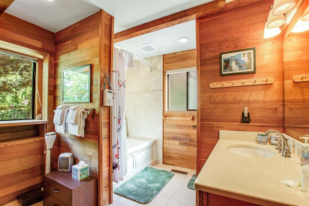 Escape to Saratoga Lodge: Private Dog Friendly Cabin with Sauna Near the Beach and Mountains