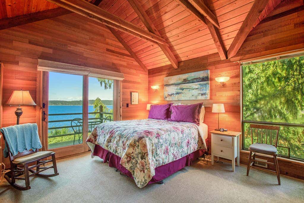 Escape to Saratoga Lodge: Private Dog Friendly Cabin with Sauna Near the Beach and Mountains