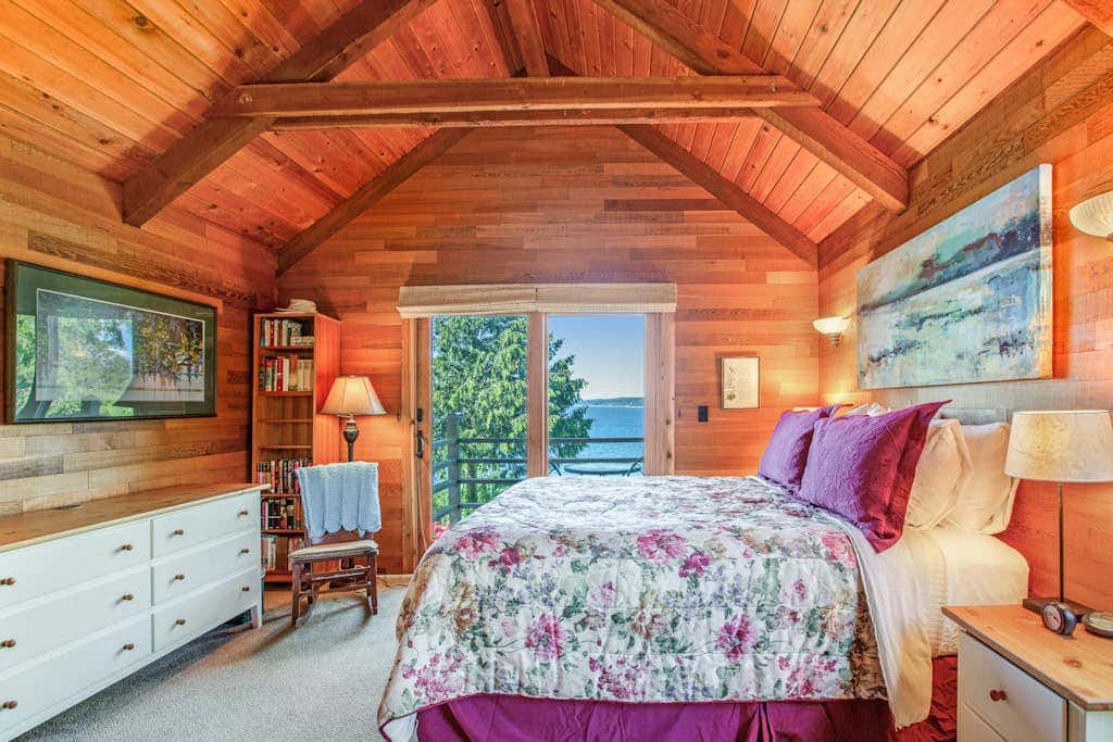Escape to Saratoga Lodge: Private Dog Friendly Cabin with Sauna Near the Beach and Mountains