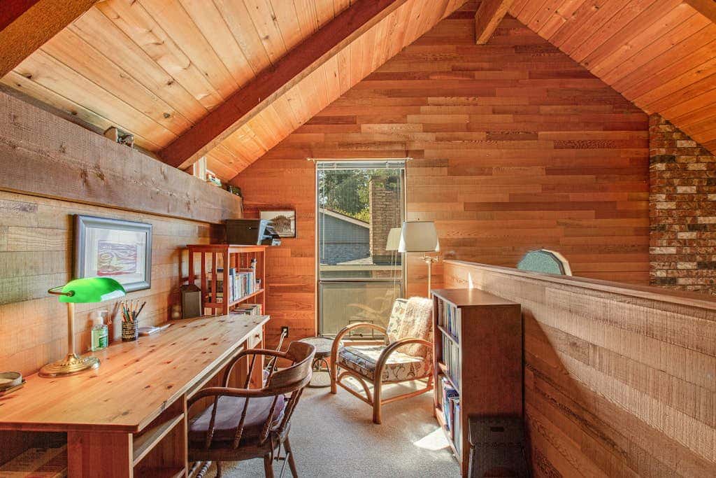 Escape to Saratoga Lodge: Private Dog Friendly Cabin with Sauna Near the Beach and Mountains