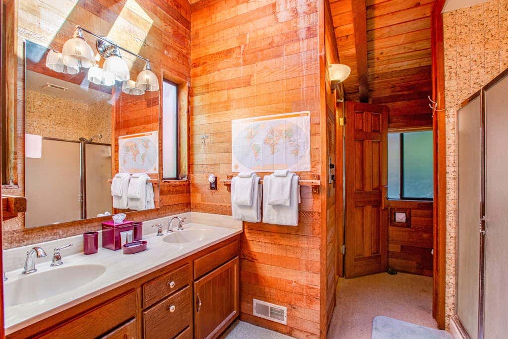 Escape to Saratoga Lodge: Private Dog Friendly Cabin with Sauna Near the Beach and Mountains