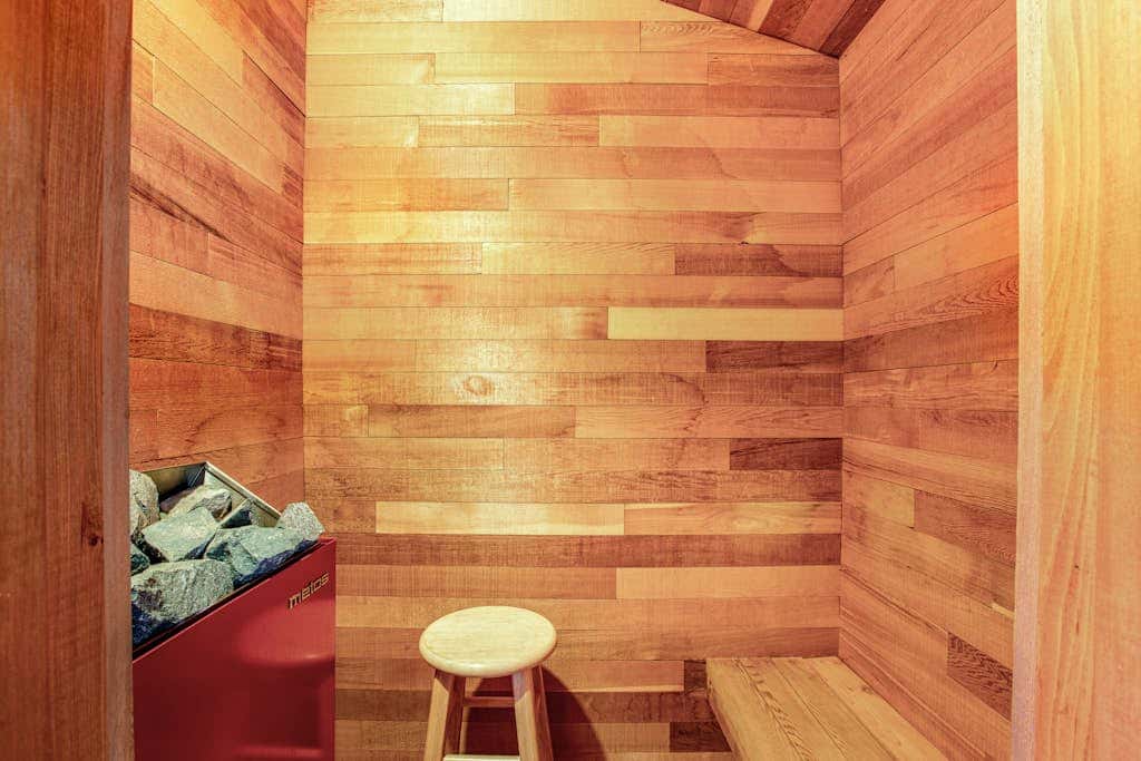 Escape to Saratoga Lodge: Private Dog Friendly Cabin with Sauna Near the Beach and Mountains