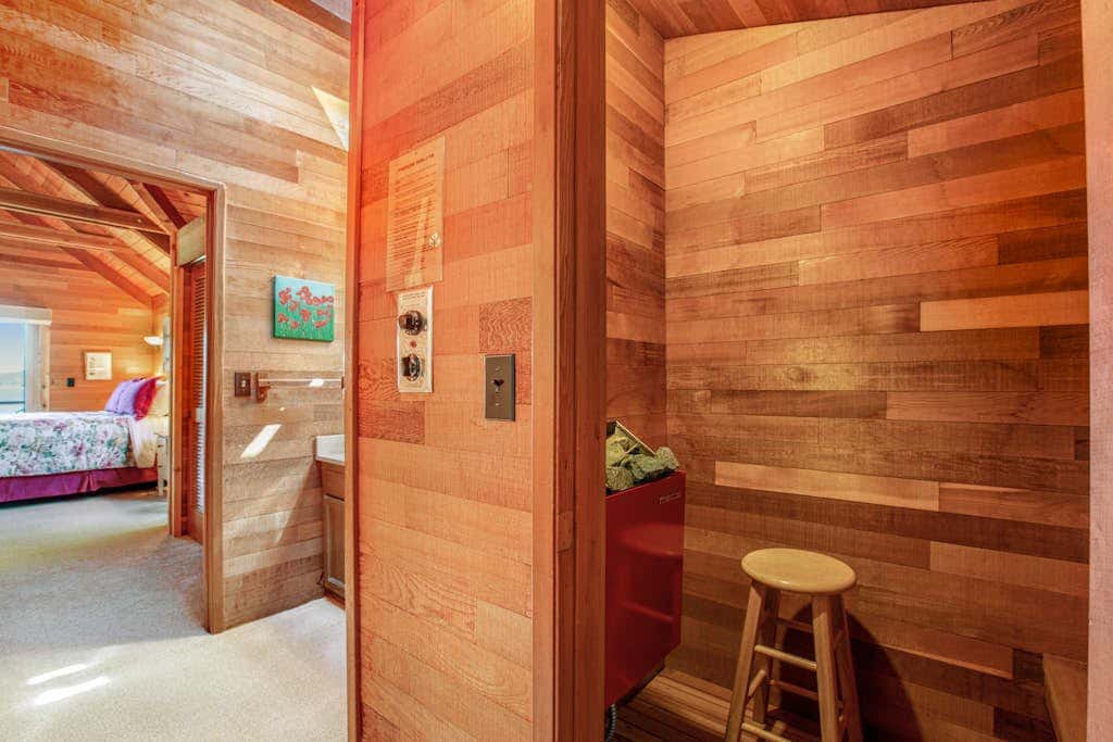 Escape to Saratoga Lodge: Private Dog Friendly Cabin with Sauna Near the Beach and Mountains
