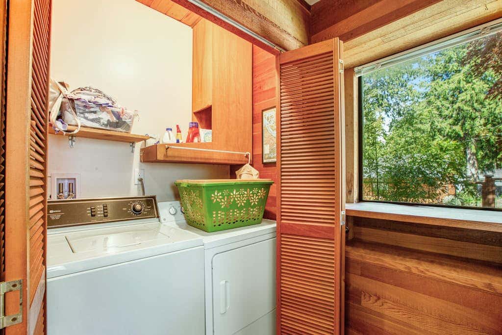 Escape to Saratoga Lodge: Private Dog Friendly Cabin with Sauna Near the Beach and Mountains