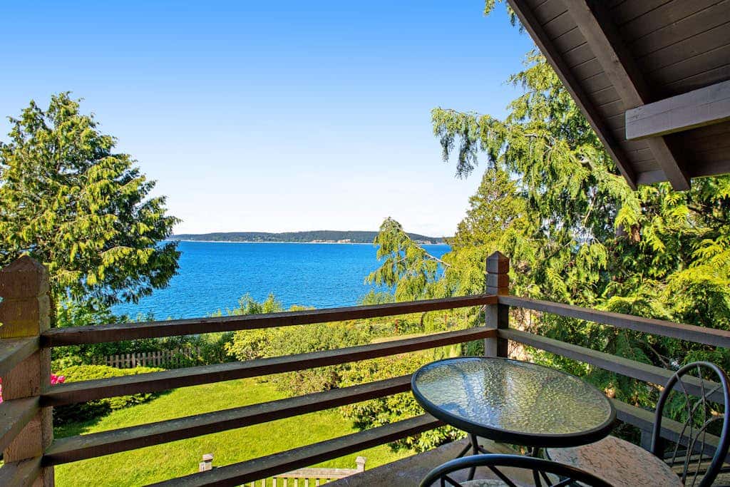Escape to Saratoga Lodge: Private Dog Friendly Cabin with Sauna Near the Beach and Mountains