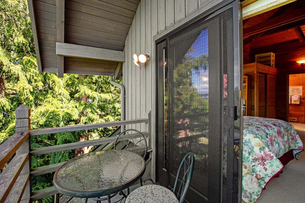 Escape to Saratoga Lodge: Private Dog Friendly Cabin with Sauna Near the Beach and Mountains