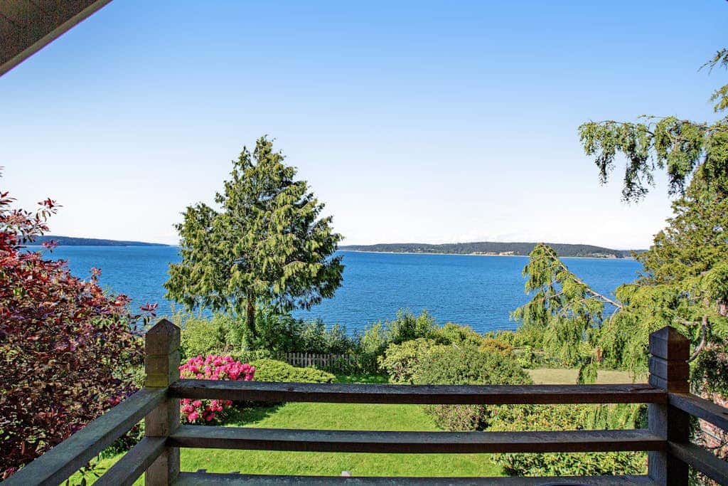 Escape to Saratoga Lodge: Private Dog Friendly Cabin with Sauna Near the Beach and Mountains
