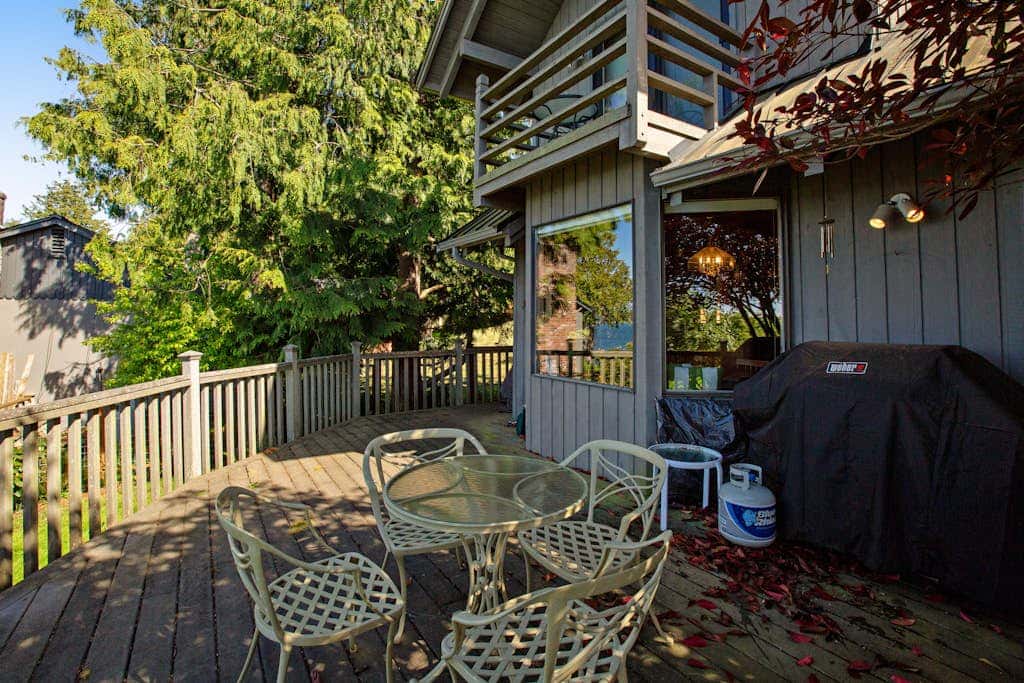 Escape to Saratoga Lodge: Private Dog Friendly Cabin with Sauna Near the Beach and Mountains