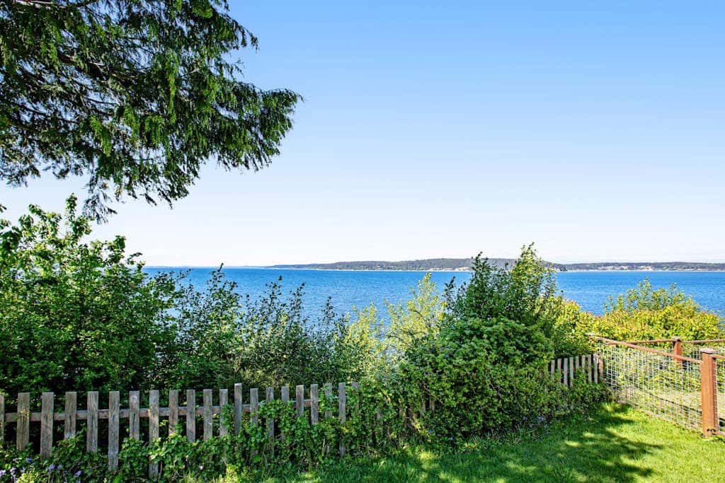 Escape to Saratoga Lodge: Private Dog Friendly Cabin with Sauna Near the Beach and Mountains