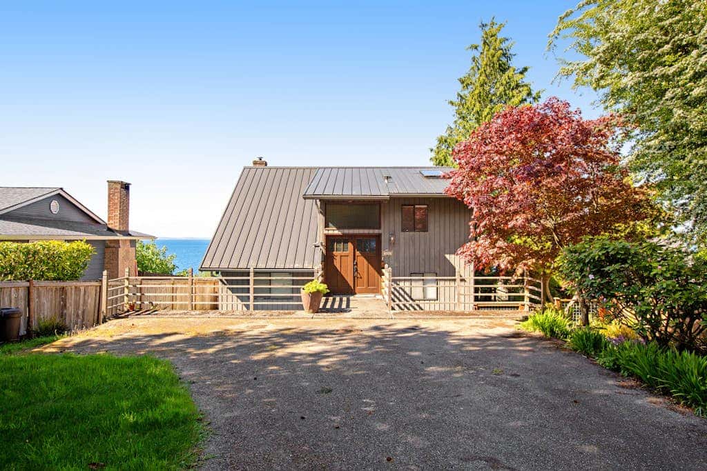 Escape to Saratoga Lodge: Private Dog Friendly Cabin with Sauna Near the Beach and Mountains