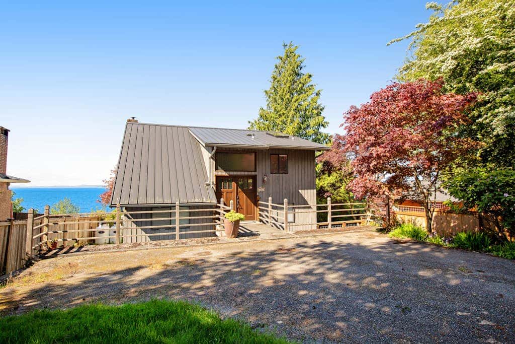 Escape to Saratoga Lodge: Private Dog Friendly Cabin with Sauna Near the Beach and Mountains
