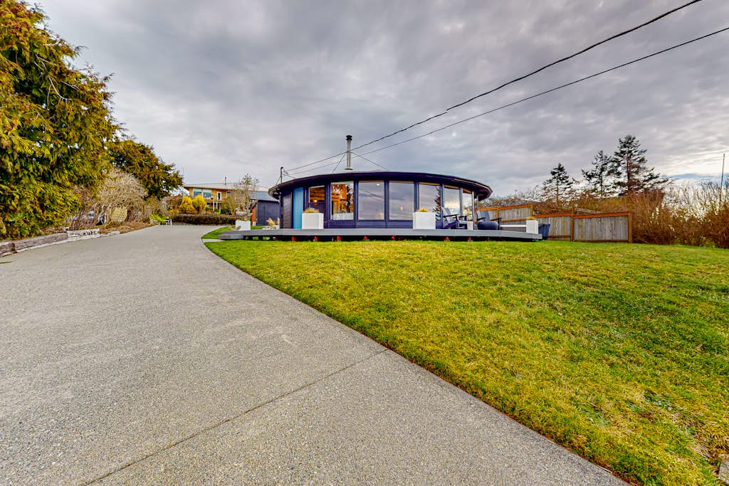 Family Friendly Seaside House with Private Hot Tub and Pet Friendly Yard