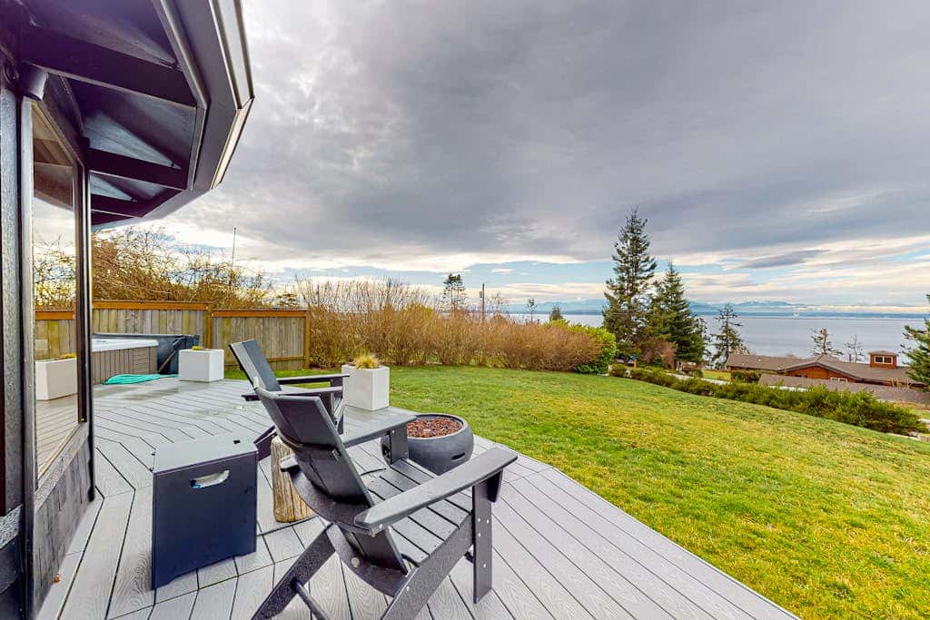 Family Friendly Seaside House with Private Hot Tub and Pet Friendly Yard