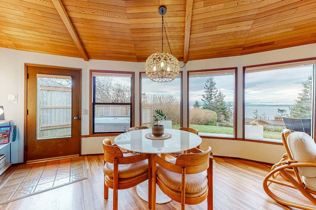 Family Friendly Seaside House with Private Hot Tub and Pet Friendly Yard