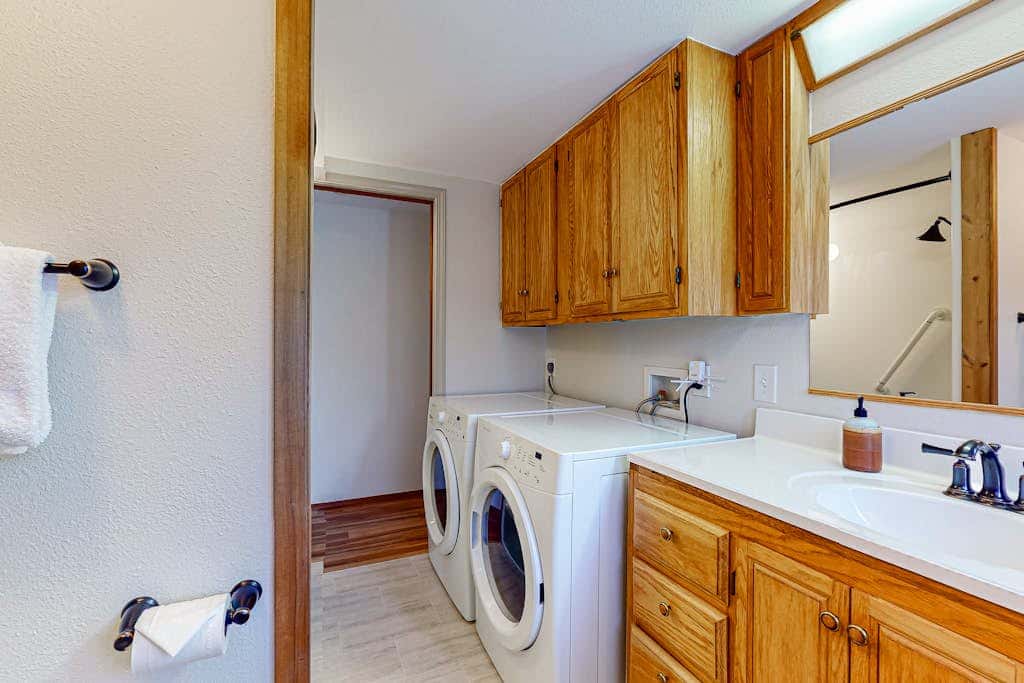 Family Friendly Seaside House with Private Hot Tub and Pet Friendly Yard
