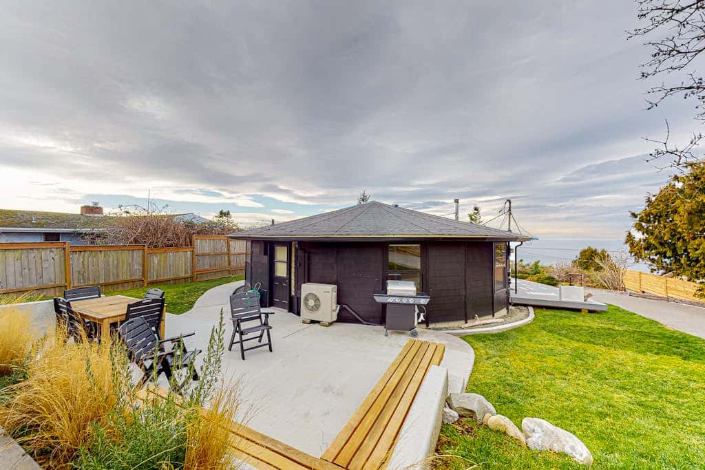 Family Friendly Seaside House with Private Hot Tub and Pet Friendly Yard