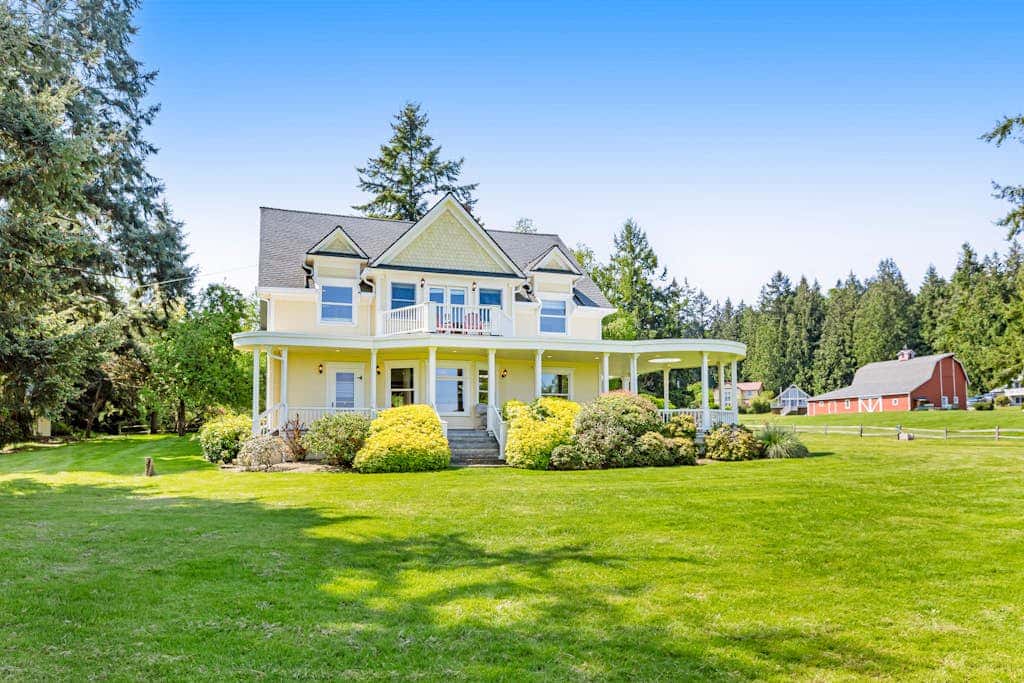 Stunning Waterfront 5 Bedroom Home with Mountain Views and Fire Pit, Dog Friendly