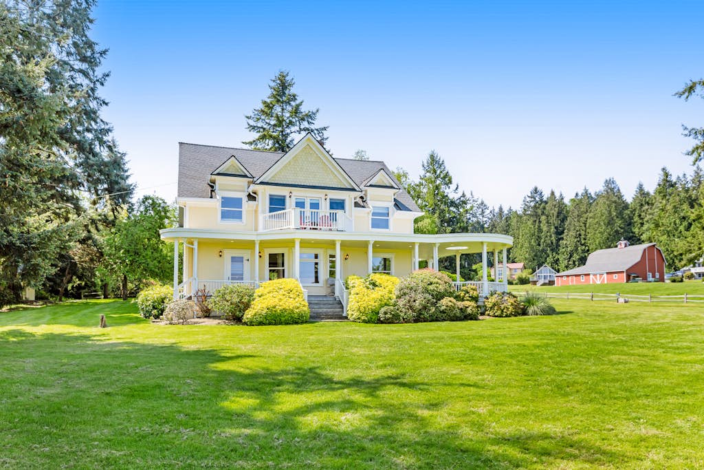 Stunning Waterfront 5 Bedroom Home with Mountain Views and Fire Pit, Dog Friendly