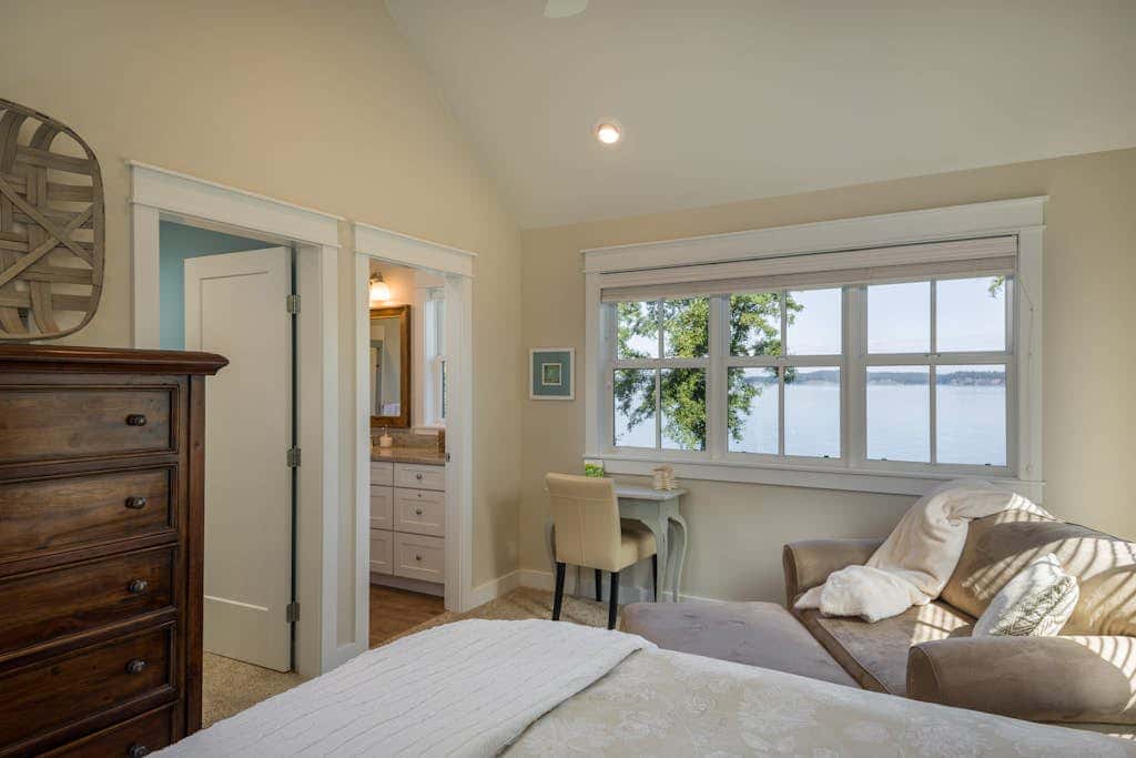 Stunning 4BR Waterfront Home in Eastsound with Private Sauna and Beach Access