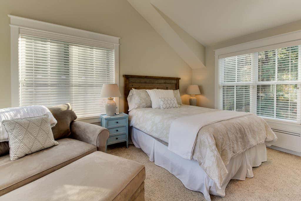 Stunning 4BR Waterfront Home in Eastsound with Private Sauna and Beach Access