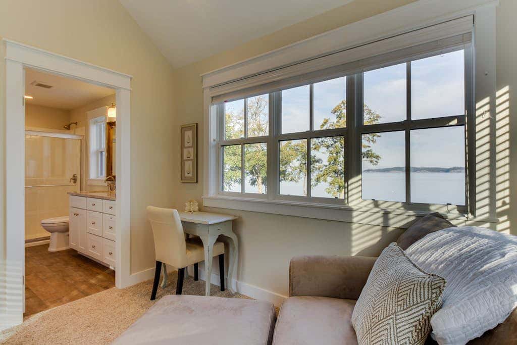 Stunning 4BR Waterfront Home in Eastsound with Private Sauna and Beach Access