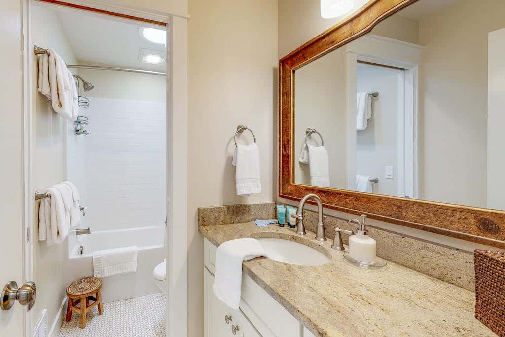 Stunning 4BR Waterfront Home in Eastsound with Private Sauna and Beach Access