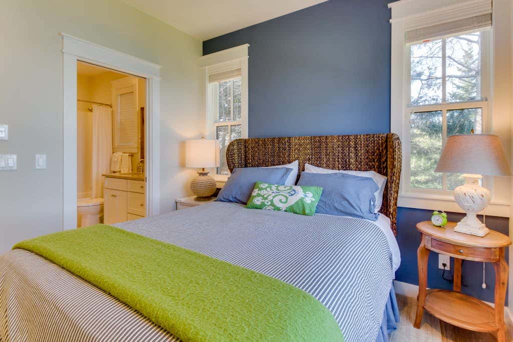 Stunning 4BR Waterfront Home in Eastsound with Private Sauna and Beach Access