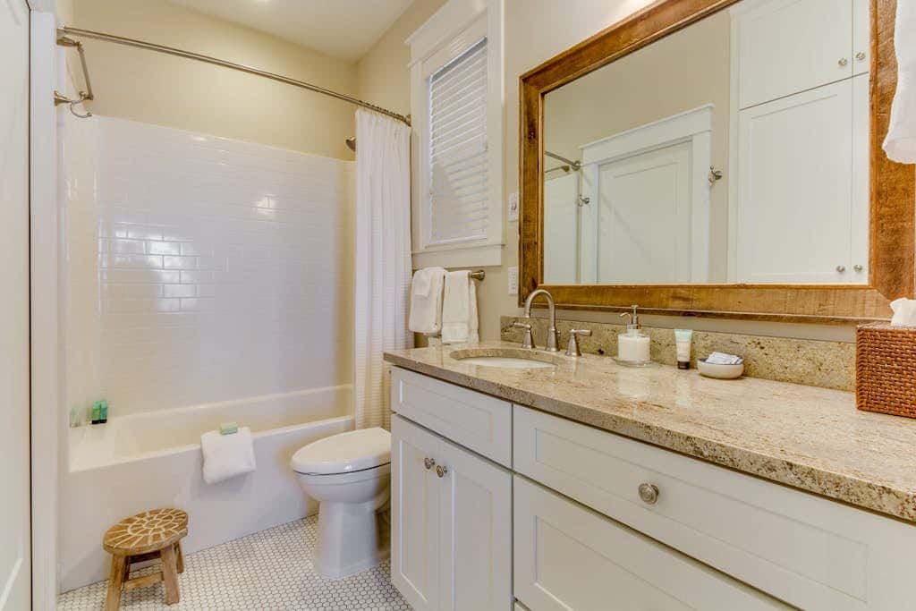 Stunning 4BR Waterfront Home in Eastsound with Private Sauna and Beach Access